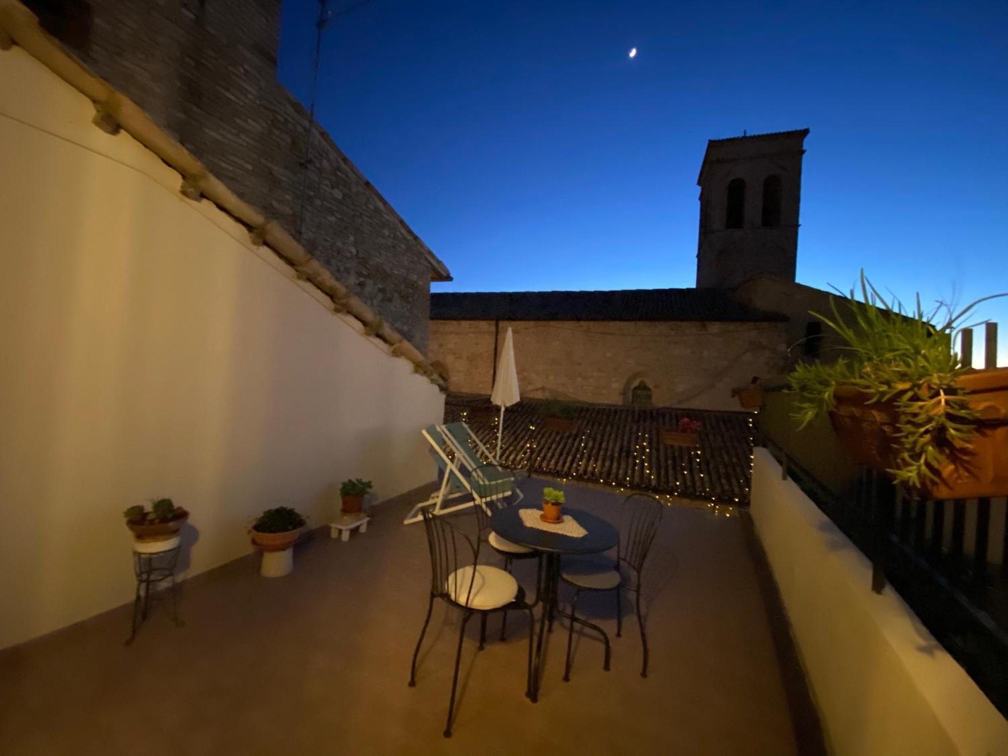 App. Con Terrazza Panoramica In Centro-Montefalco Exterior photo